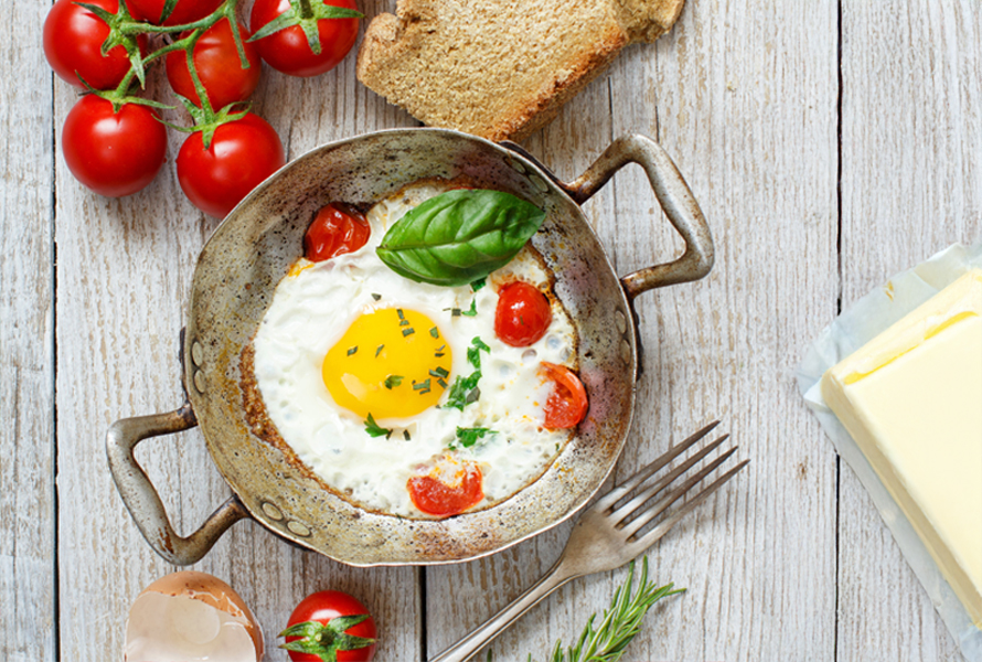 Einfach und ausgewogen Ein Spiegelei mit Tomaten und Kräutern zeigt Ihnen, wie Sie schnell eine ausgewogene Mahlzeit zubereiten.