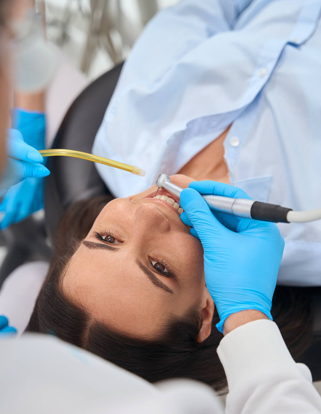 Una persona adulta riceve un trattamento dentale professionale in uno studio dentistico. L’immagine rappresenta i costi tipici del dentista e le cure necessarie, sostenute dai contributi della Soluzione cassa malati PRO LIFE.