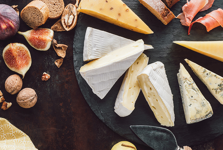Verschiedene Käsesorten aus Rohmilch können Listerien enthalten – während der Schwangerschaft besser auf pasteurisierte Varianten achten.