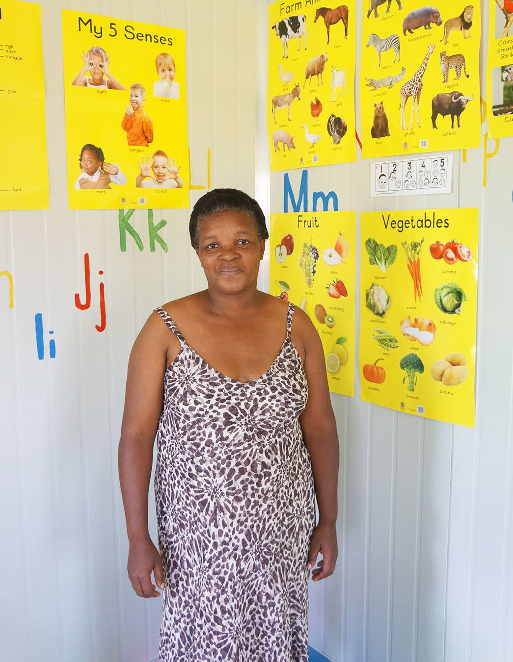 Lernen mit Begeisterung KITA-Leiterin Gladys vor bunten Unterrichtspostern – die Kinder sind begeistert vom neuen Schulalltag und kommen am liebsten täglich.