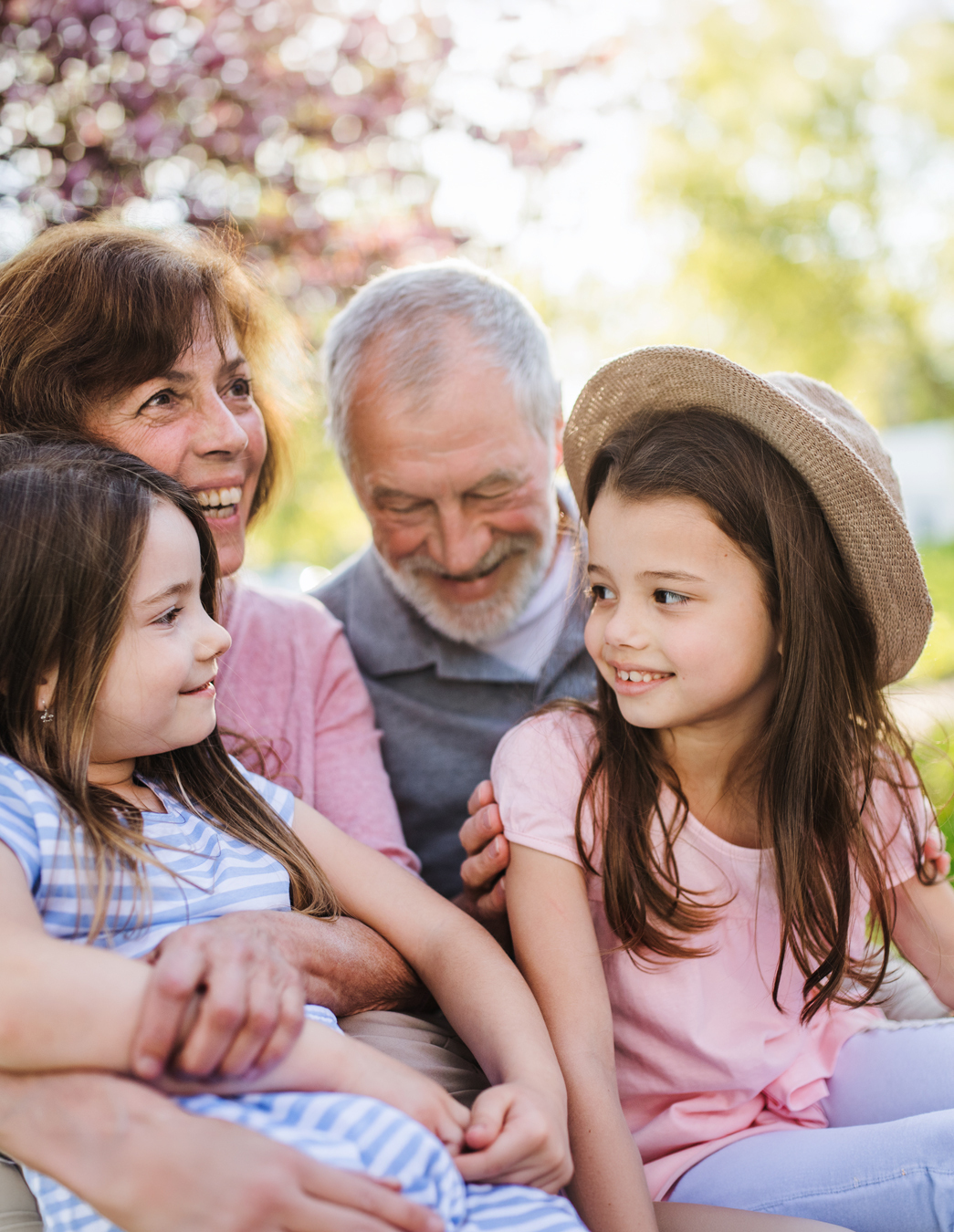 Raccomandare la soluzione cassa malati PRO LIFE Una famiglia multigenerazionale all’aperto come simbolo di comunità, solidarietà e della raccomandazione della soluzione cassa malati PRO LIFE.