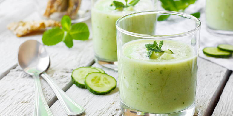 Kalte Gurken-Minz-Suppe – An heissen Tagen und tropischen Nächten ist es besonders wichtig, genug zu trinken. Essen fällt vielen Menschen bei Temperaturen über 25 Grad schwer, da der Körper mit der Eigenkühlung beschäftigt ist, so dass keine Energie mehr für die Nahrungsaufnahme und Verdauung übrig bleibt.