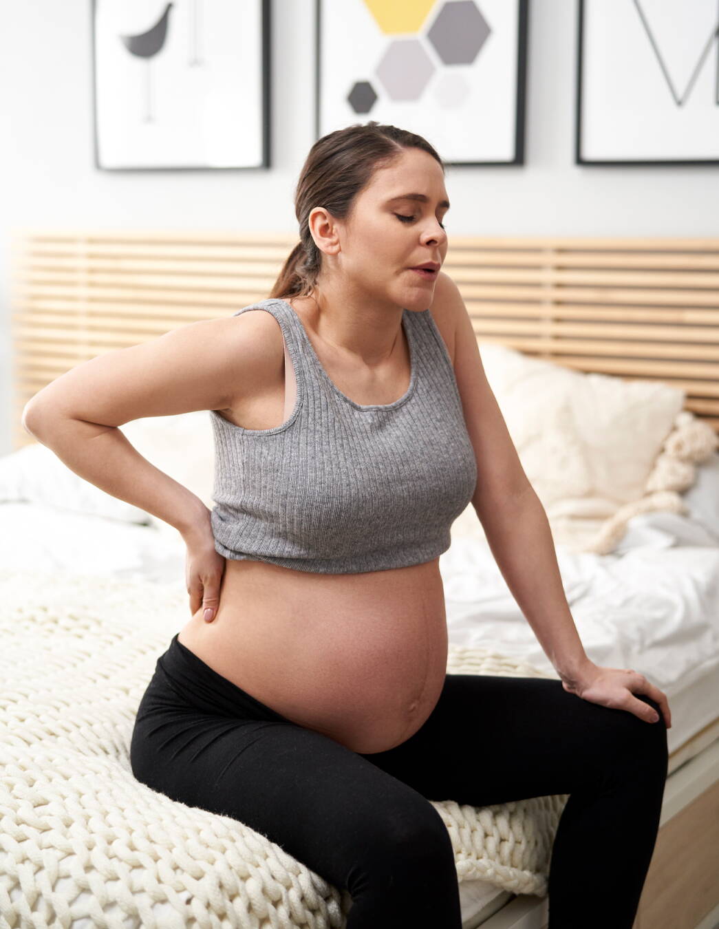 Molte donne incinte li conoscono: dolori tiranti alla schiena. Con un po’ di attenzione e i consigli giusti, i disturbi si possono spesso alleviare – o addirittura evitare del tutto.

