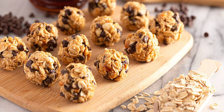 Les boules d'allaitement, également appelées Energy Balls, boules de lactation, pralines d'allaitement ou power balls, ont un goût délicieux et sont rassasiantes. sont fabriquées sans adjonction de sucre de table raffiné. Elles obtiennent leur douceur grâce à des ingrédients tels que les dattes, le miel, le sirop d'agave ou d'érable, les fruits secs ou les bananes.