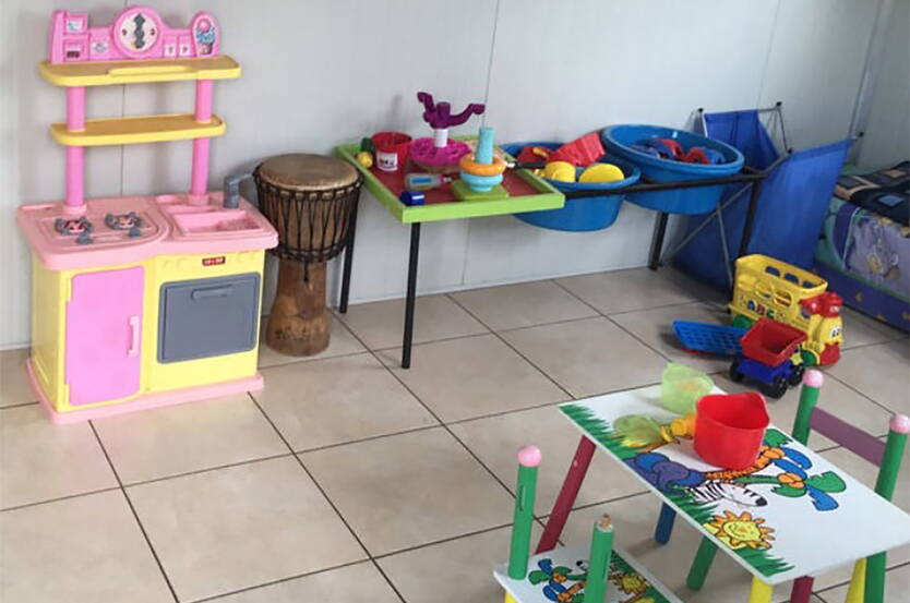 Durch den Umzug des Büros steht der KITA nun ein zusätzliches Klassenzimmer zur Verfügung. In diesem wurde ein Spielzimmer eingerichtet. Sie nennen ihn „Fantasy Room“. Darin können die Kinder frei spielen und er dient dazu, dass die Fantasie der Kinder angeregt wird. Das alte Küchengebäude wird weiter als Stau- und Lagerraum genutzt.